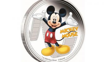 Kraljica i Miki Maus na istoj kovanici
