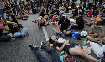 Demonstranti u postavili barikadu u tunelu