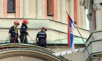 Prestupnik se popeo na vrh crkve i odatle pustio letilicu sa albanskom zastavom