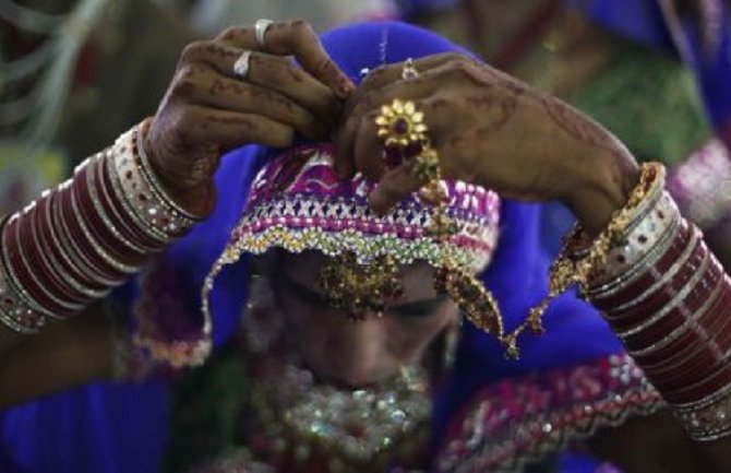 Poslodavac poklonio radnicima stanove, kola, nakit