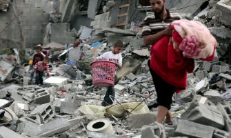 Djeca u Gazi ispod ruševina traže odjeću za zimu(FOTO)