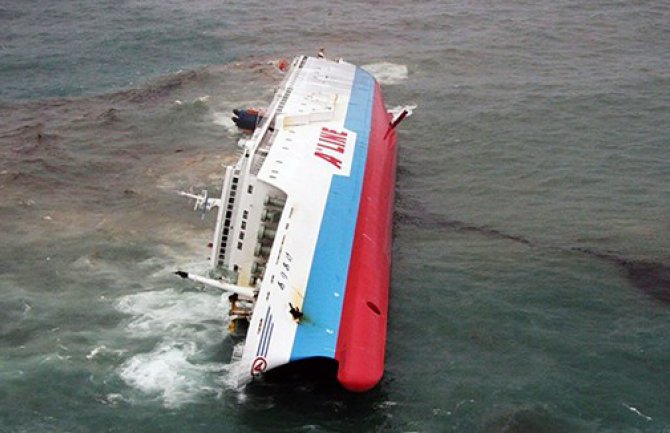 Poginula 54 mornara na ruskom brodu, 15 nestalo