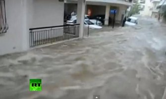 Kiša ne prestaje, ulicama Atine teku rijeke (VIDEO)