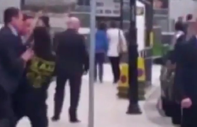  Gurnuo premijera Kamerona na ulici