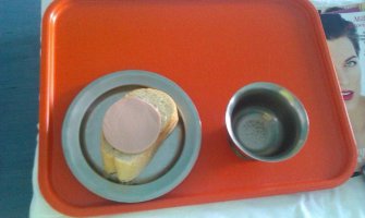 Žene PZP-a ispred Skupštine Crne Gore poslanicima i ministrima nudile 