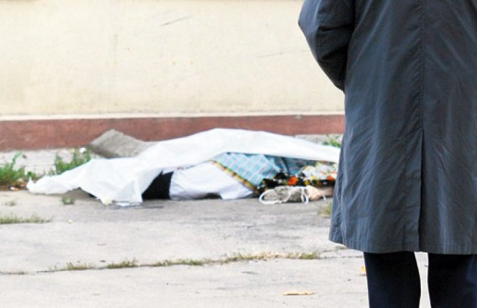 Srpkinja skočila sa trećeg sprata držeći dijete u naručju! 