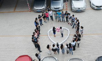 Kupio 99 Ajfona kako bi izjavio ljubav