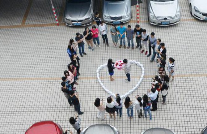 Kupio 99 Ajfona kako bi izjavio ljubav