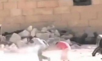 Dječak spasio djevojčicu od snajpera u Siriji?