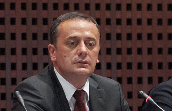 Ministar Antić u službenom autu sletio s puta