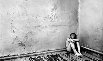 Žena nožem napala djecu, ubijen dječak