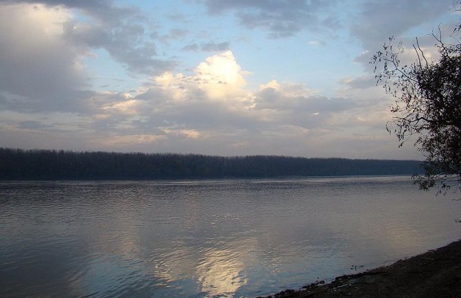 Skočio u Dunav, izvukli ga policajac i ribar koji se tu zadesio