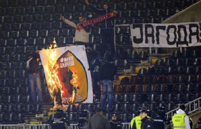 Grobari zapalili zastavu Galatasaraja i odali poštu navijaču Zvezde