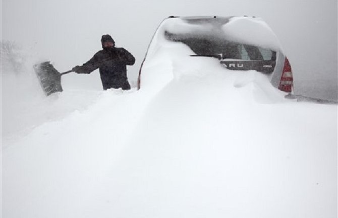 Bez struje 350.000 ljudi na istoku SAD