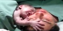 Tek rođena beba neće da je doktori odvoje od majke