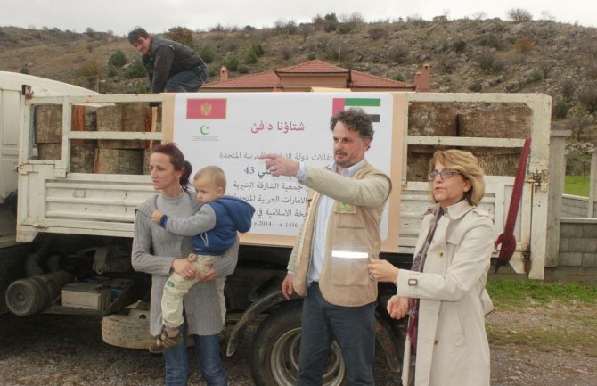 Ambasada UAE obezbijedila za 150 porodica zimsku odjeću i drva za ogrijev