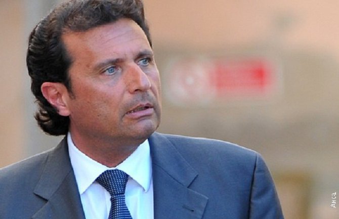  Kapetan Konkordije kruzer primakao obali da impresionira putnike