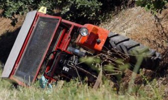 Prevrnuo se traktor u šumi, stradali otac i sin