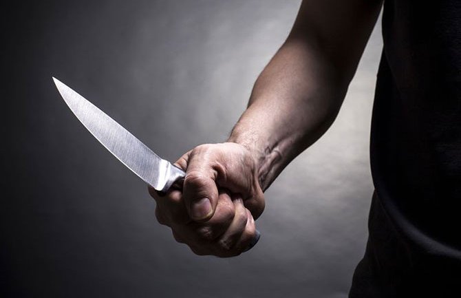  Četiri osobe izbodene nožem u vozu