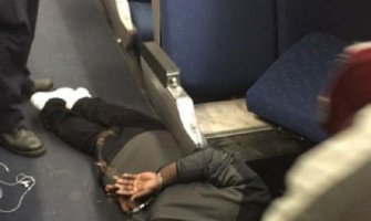 Četiri osobe izbodene u vozu