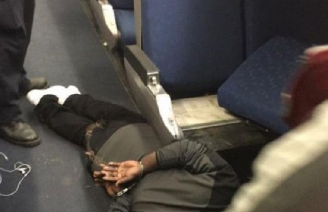 Četiri osobe izbodene u vozu