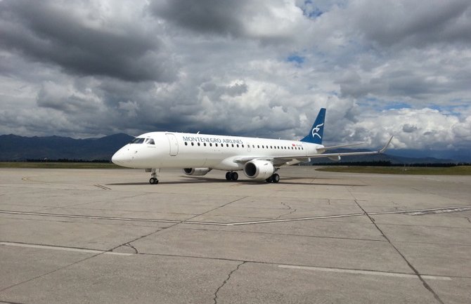 Avion Montenegro Airlinesa u kvaru, putnici za Beograd umjesto u 8, lete oko podneva