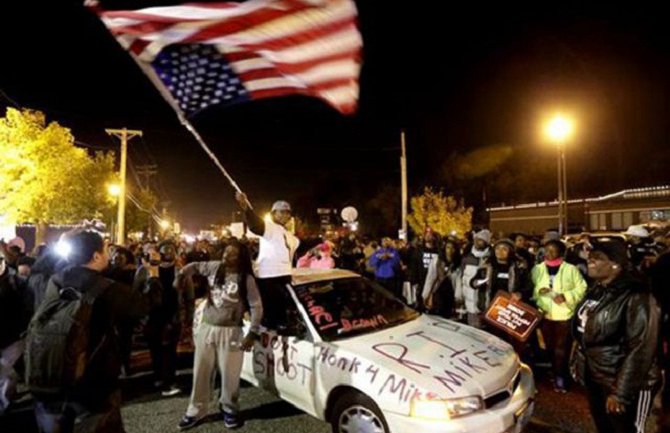 Okland, Kalifornija: Demonstranti pokušali da blokiraju zgradu suda