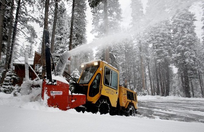 Kalifornija: Snijeg, olujni vjetar i kiša paralisali saobraćaj