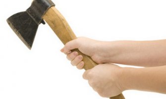 Nakon rasprave napao sina i ćerku sjekirom