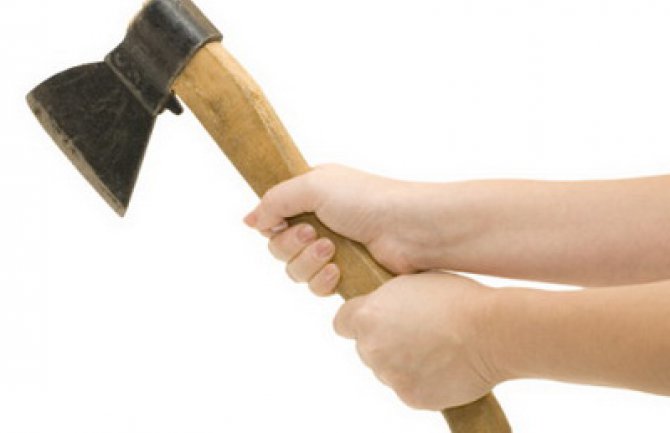 Nakon rasprave napao sina i ćerku sjekirom