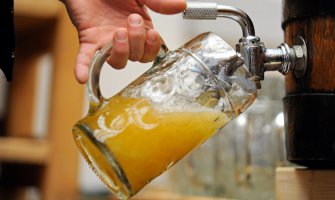 Na sahrani pili pivo, pa umrli