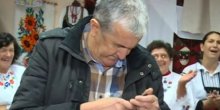 Telefon je zazvonio  u nezgodnom trenutku, a njegova reakcija je nasmijala cio Balkan (VIDEO)