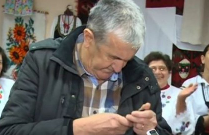 Telefon je zazvonio  u nezgodnom trenutku, a njegova reakcija je nasmijala cio Balkan (VIDEO)