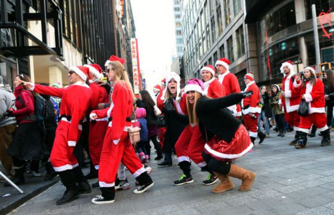 Počela parada Deda Mrazova u Njujorku