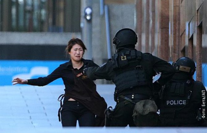 Sidnej: Naoružani napadač drži u kafiću  40 ljudi kao taoce,bombe po gradu