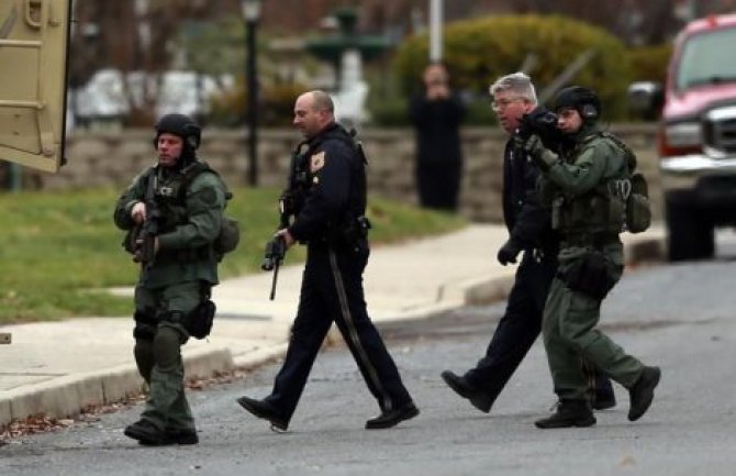 SAD: Veteran ubio petoro ljudi, policija opkolila napadača 