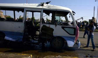 U dva bombaška napada poginulo 30 osoba, među kojima 20 učenica