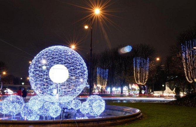 Božićni i novogodišnji ukrasi krase Pariz