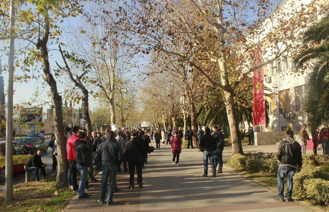 Podgorica: Bivši radnici nikšićke Željezare  traže penzionisanje
