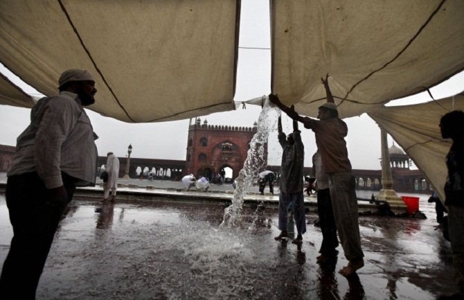 Poplave blokirale stotine turista