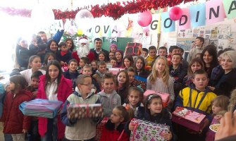 Kulturno umjetničko društvo “Duga“ darovali drugare iz seoskih škola