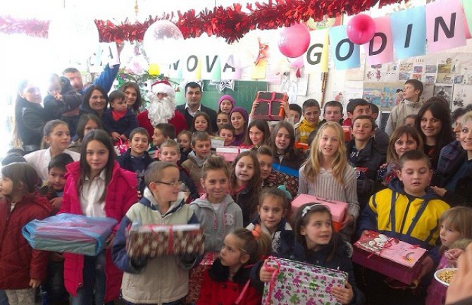 Kulturno umjetničko društvo “Duga“ darovali drugare iz seoskih škola