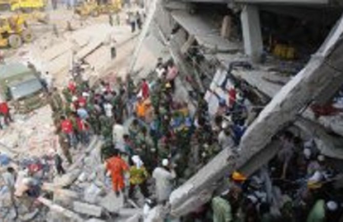 Pet radnika poginulo u urušavanju skele u fabrici