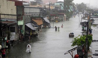 Uoči tropske oluje evakuisano na hiljade stanovnika