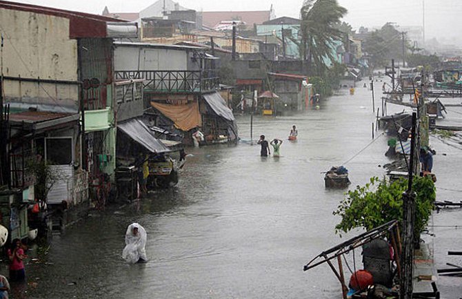 Uoči tropske oluje evakuisano na hiljade stanovnika