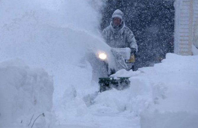 Obilne snježne padavine napravile  veliki metež širom Evrope