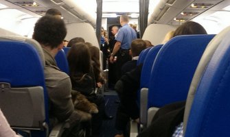 Putnici htjeli da napuste avion, intervenisala policija