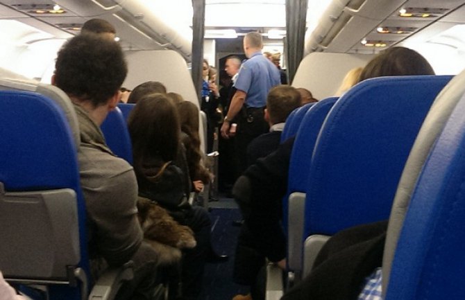 Putnici htjeli da napuste avion, intervenisala policija