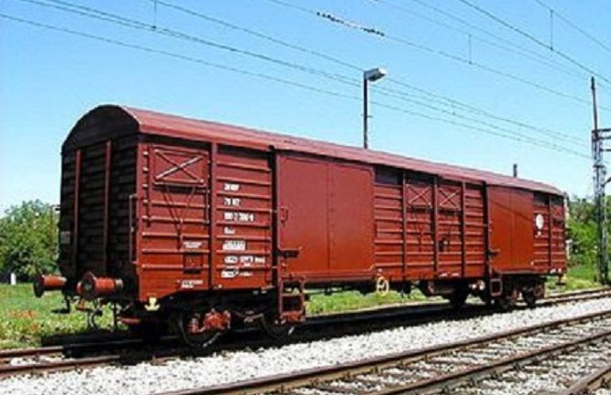 Prijedor: Maloljetnik nastradao od strujnog udara prilikom penjanja na vagon