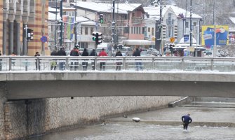 Ušao u ledenu Miljacku da spasi psa lutalicu